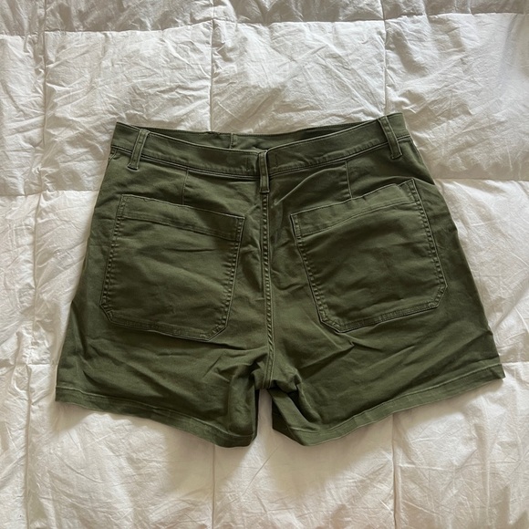 Madewell Green Cargo Shorts with Tailored Look and Slim Fit - Picture 4 of 5